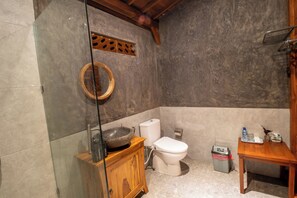 Shower, hair dryer, slippers, toilet paper - Pondok Langkih Pool Villa (Gianyar)