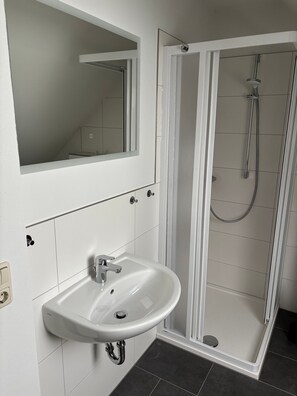 Shower, towels - Apartment 'Hochwertige Monteurunterkunft' with Private Terrace and Wi-Fi (Zarrentin am Schaalsee)