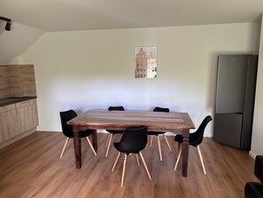Dining - Apartment 'Hochwertige Monteurunterkunft' with Private Terrace and Wi-Fi (Zarrentin am Schaalsee)
