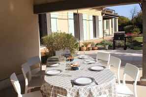 Outdoor dining - Holiday Home “Villa Les 2 Pins Piscine” – Garden, Trampoline, Sleeps 14 (Entraigues-sur-la-Sorgue)