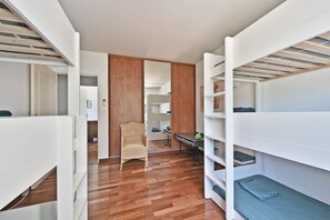 Room - Holiday Home “Villa Les 2 Pins Piscine” – Garden, Trampoline, Sleeps 14 (Entraigues-sur-la-Sorgue)