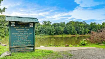 Ein Schild mit Informationen zum Zugang zum Johnson Hole, zum Greers Ferry Wildlife Management Area und zu den geltenden Vorschriften.