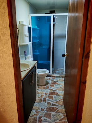Shower, hair dryer, towels, soap - Vrbo Property (san Andrés islas, colombia)