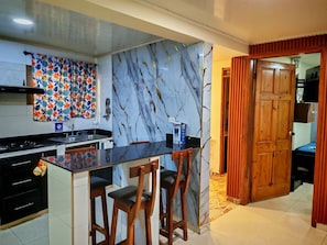 Microwave, oven, cookware/dishes/utensils, lobster pot - Vrbo Property (san Andrés islas, colombia)