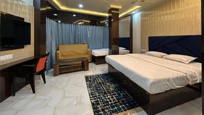 Una habitación de hotel moderna con una cama, un sofá, un televisor y un escritorio.