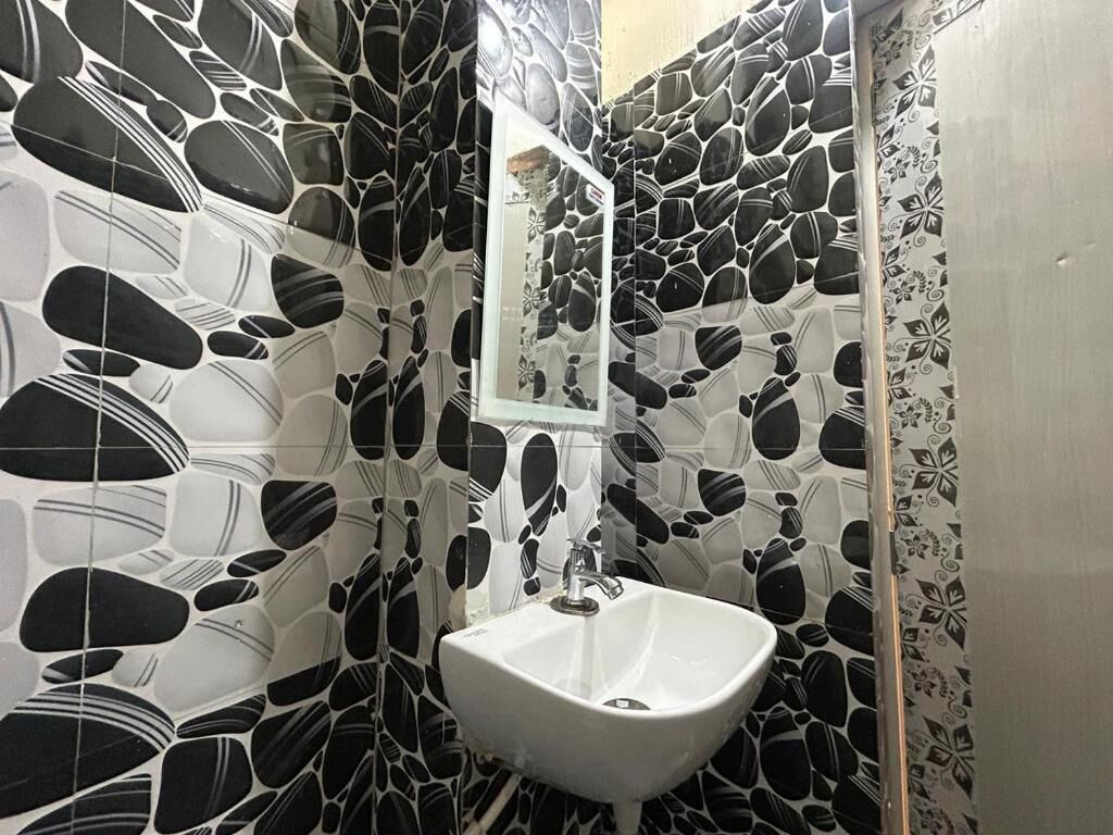 Bañera, artículos de higiene personal gratuitos, toallas y jabón