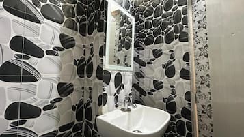 Bañera, artículos de higiene personal gratuitos, toallas y jabón
