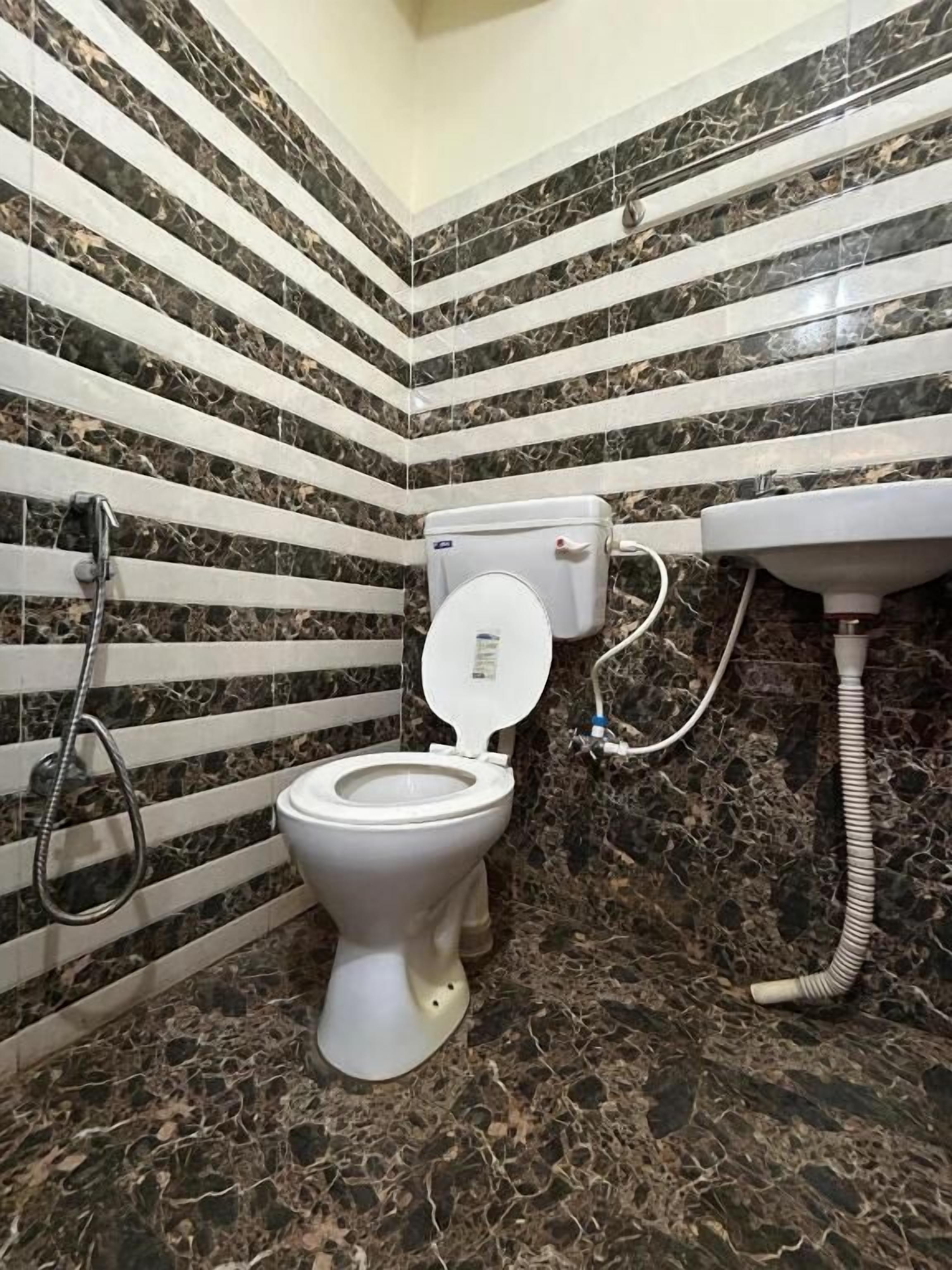 Double Room, Balcony, City View | Bathroom | Bathtub, free toiletries, towels, soap
