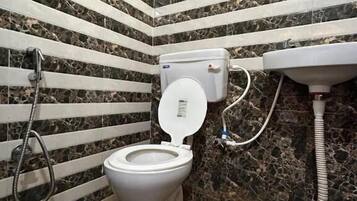 Un bany amb un vàter, un bidet i un lavabo.