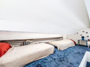 A small, compact room with bunk beds, a desk, and a lamp. - L'île des Marinas by Interhome (Cap d'Agde)