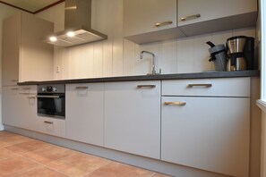 Wasserkocher mit Kaffee-/Teezubehör, Kühlschrank, Mikrowelle, Ofen