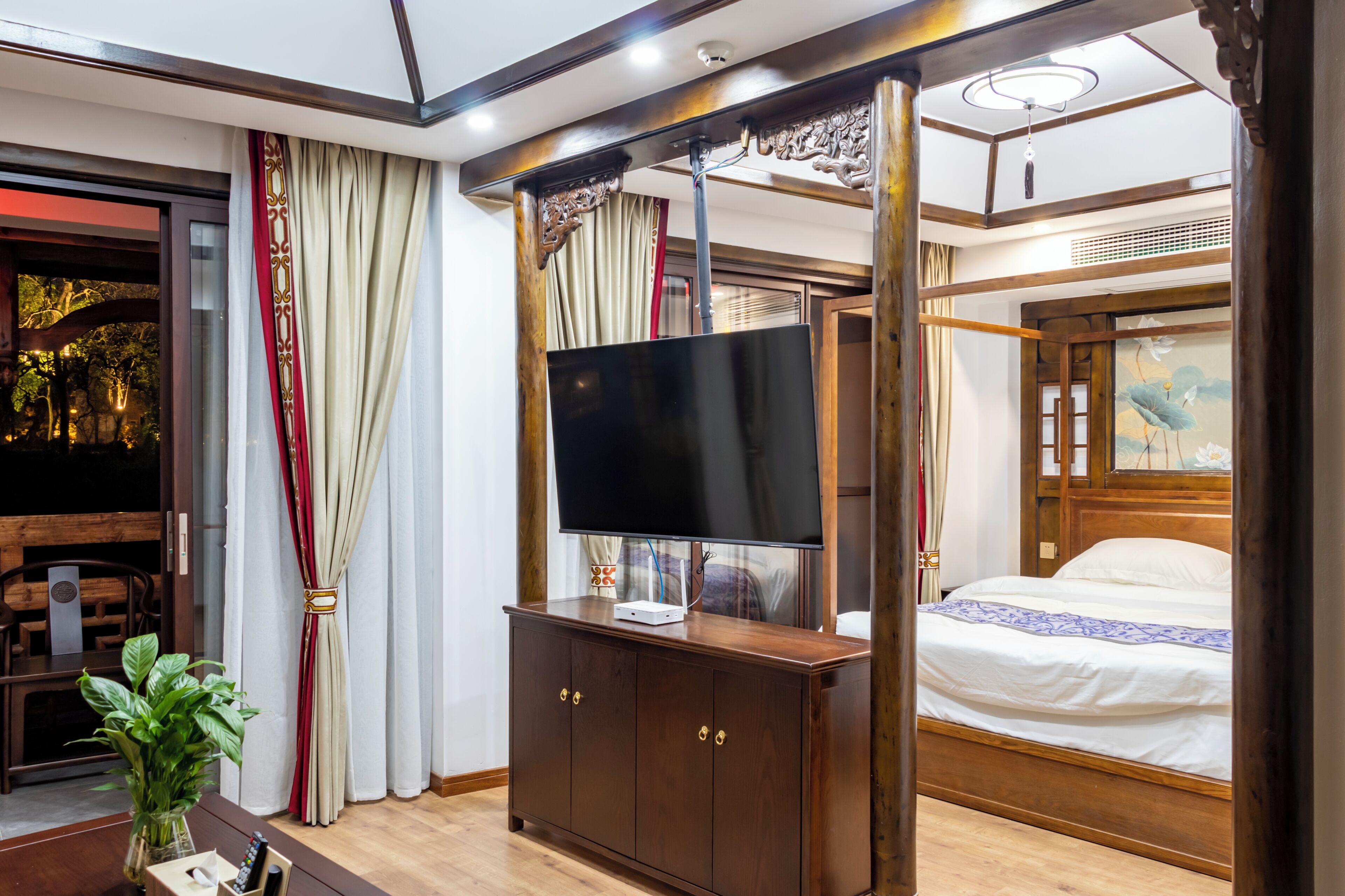 Suite Classic | Area soggiorno | TV 45 pollici con canali via cavo