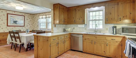 Coffee/tea maker, fridge, microwave, stovetop