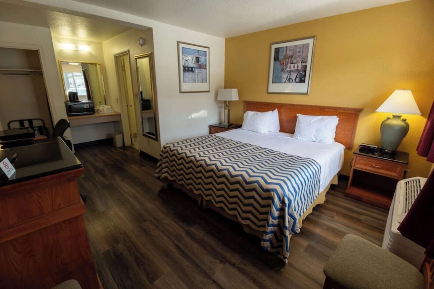 Queen Bed Non-smoking - Pendleton, OR