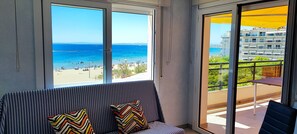 Ein Balkon mit Blick auf Strand und Meer.