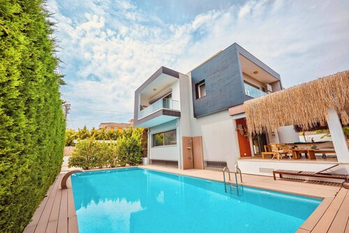 Luxury Vacation Seaside Villa with Privacy