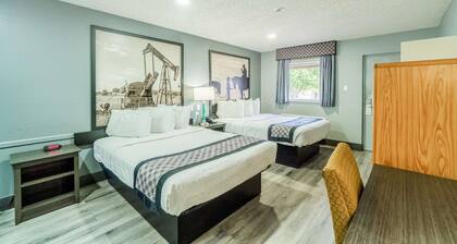 2 Queen Beds with Kitchenette