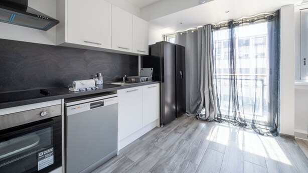 Una cucina moderna completa di lavastoviglie, forno e frigorifero.
