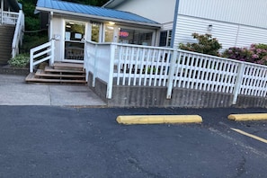 Exterior - King Bed | Non-Smoking (Stevenson WA)