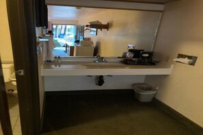 Interior - King Bed | Non-Smoking (Stevenson WA)