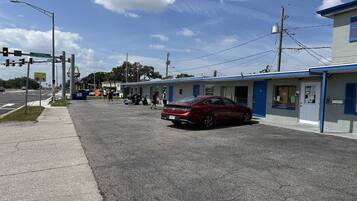 Un motel comprenant plusieurs chambres, un parking et situé à un carrefour.