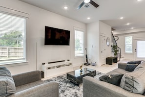 TV - 5 Mi to NRG Stadium! Family Escape w/ Fenced Yard (Houston)