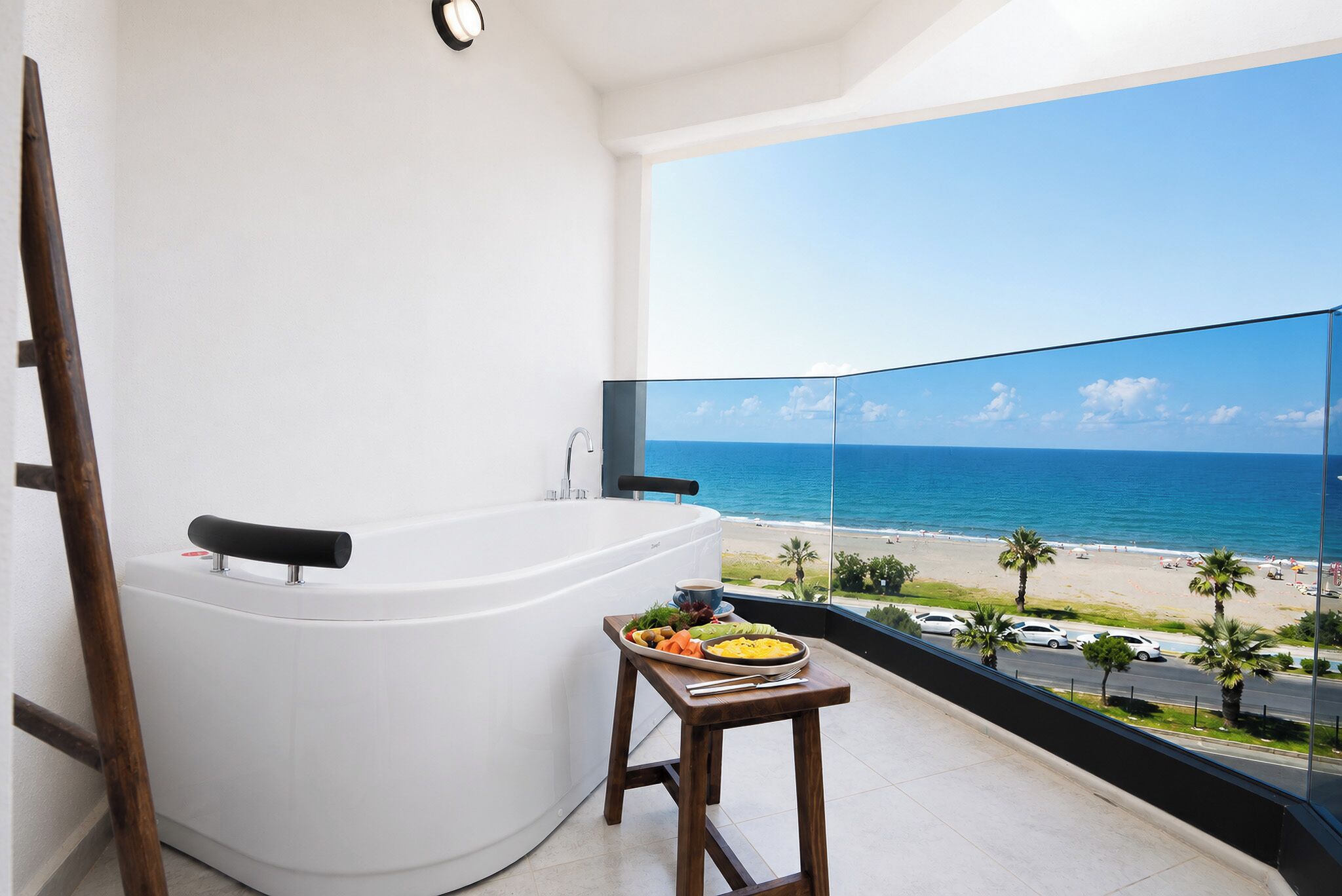 Premium Room with Jacuzzi and Direct Sea View | Strand-/Meerblick