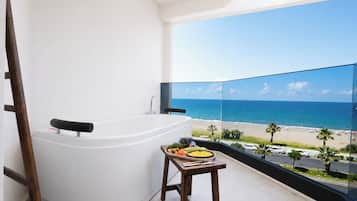 Premium Room with Jacuzzi and Direct Sea View | Strand-/Meerblick