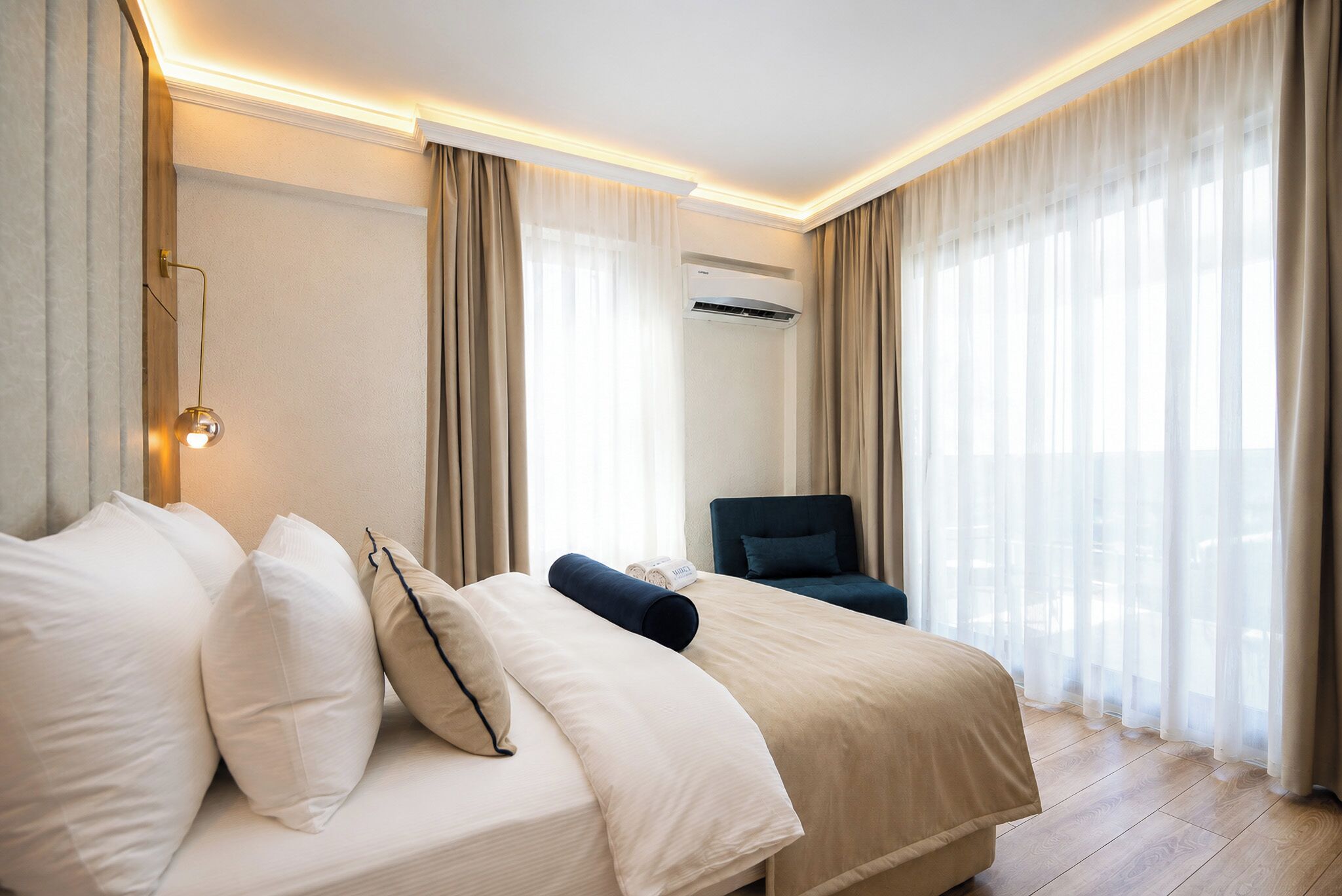 Standard Room with Side Sea View | In-room safe, desk, WiFi (free)