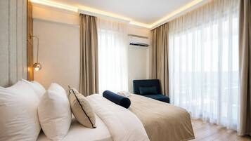 Standard Room with Side Sea View | In-room safe, desk, WiFi (free)