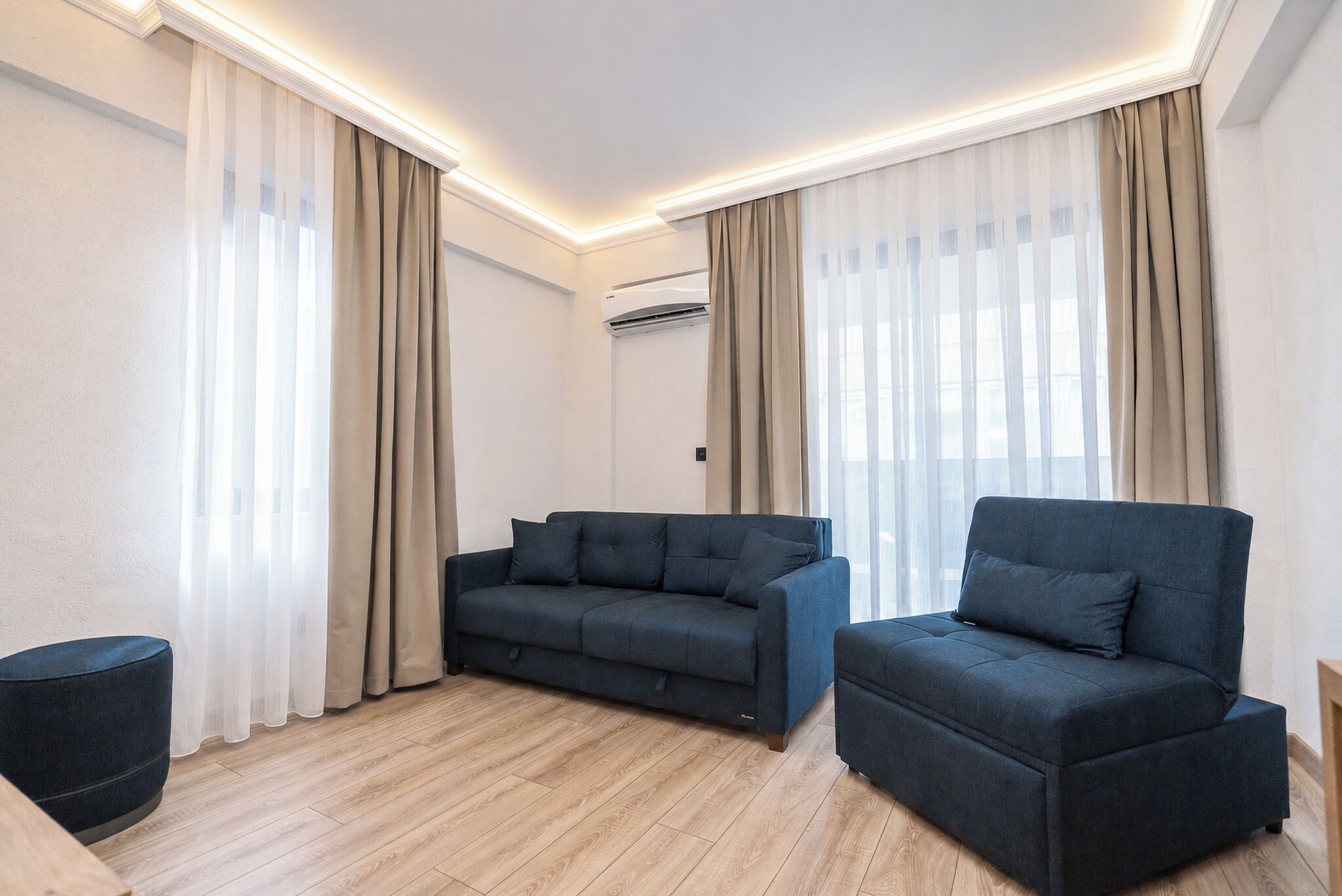 Family Suite with Side Sea View | Frigobar, cofres nos quartos, escrivaninha, Wi-Fi de cortesia