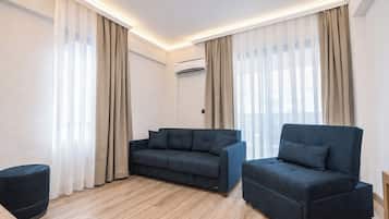 Family Suite with Side Sea View | Frigobar, cofres nos quartos, escrivaninha, Wi-Fi de cortesia