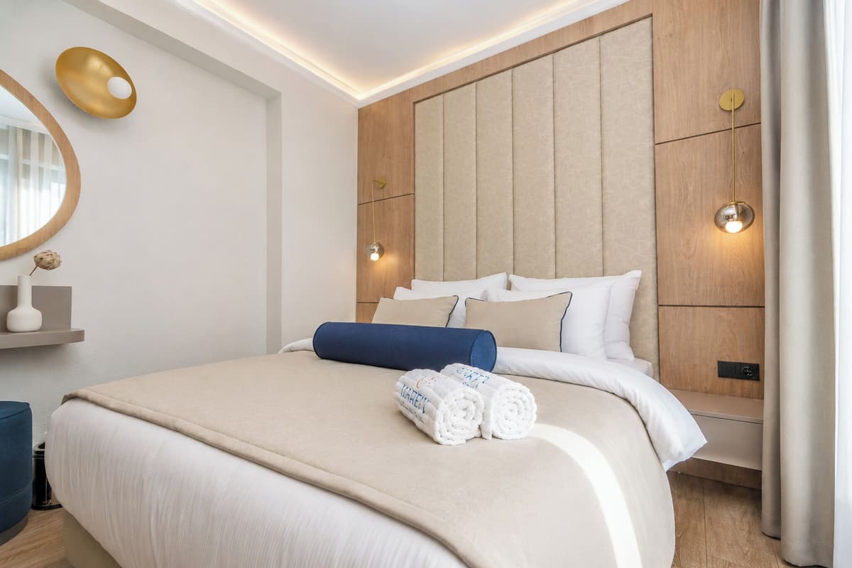 Family Suite with Side Sea View | Tallelokero huoneessa, työpöytä, ilmainen Wi-Fi