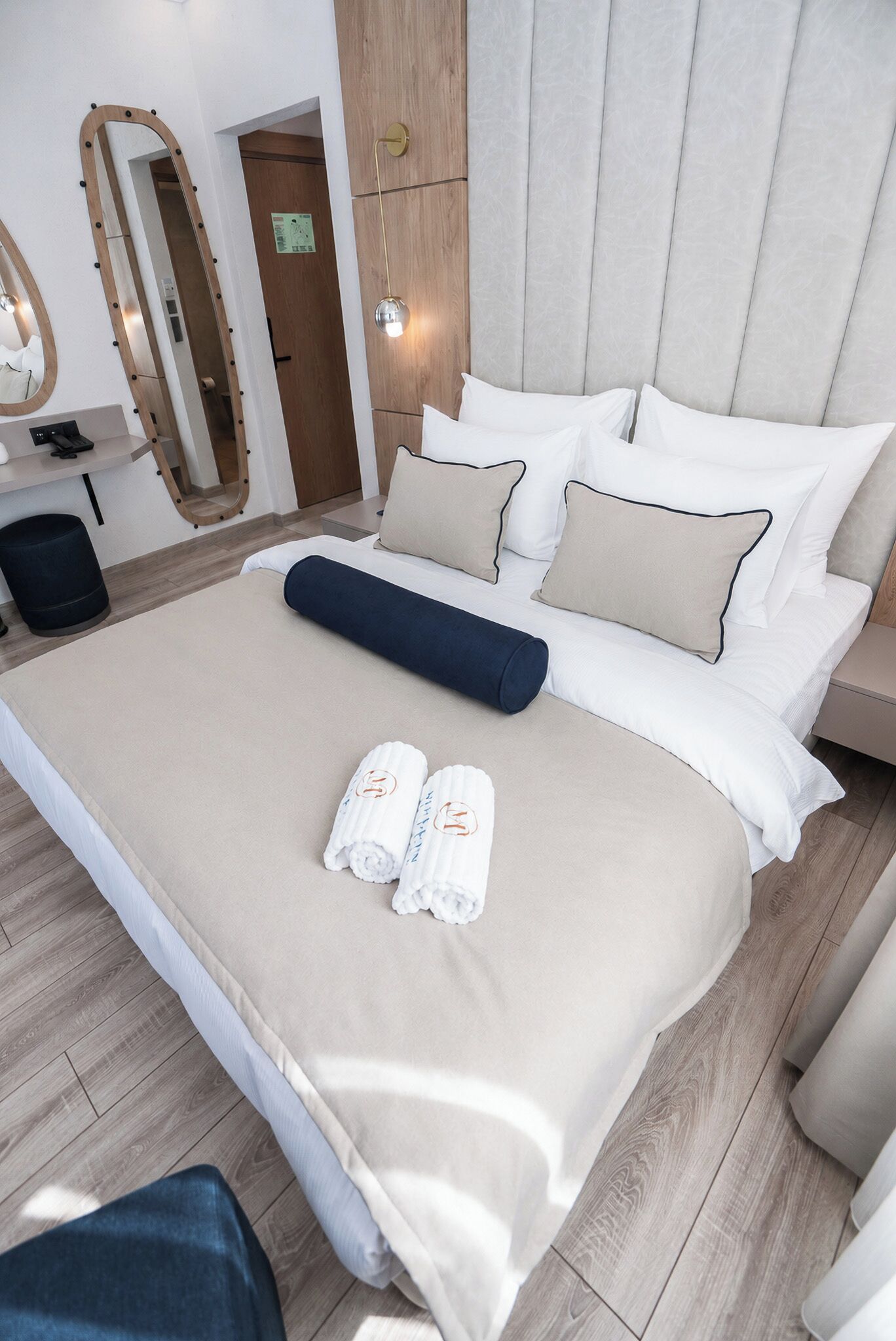 Standard Room with Direct Sea View | Cassaforte in camera, una scrivania, Wi-Fi gratuito