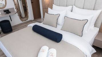 Standard Room with Direct Sea View | Cassaforte in camera, una scrivania, Wi-Fi gratuito