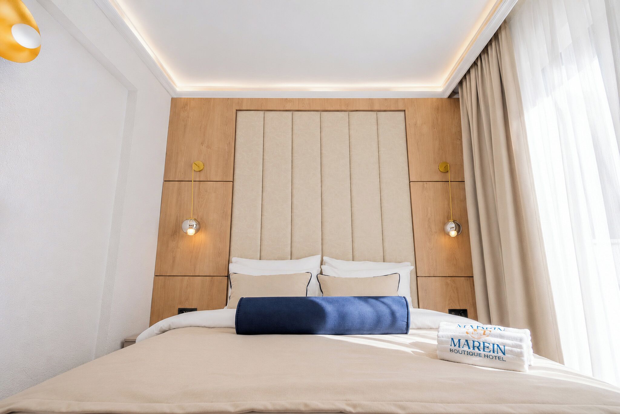 Family Suite with Side Sea View | Bar mini, peti besi dalam bilik, meja, Wi-fi percuma 