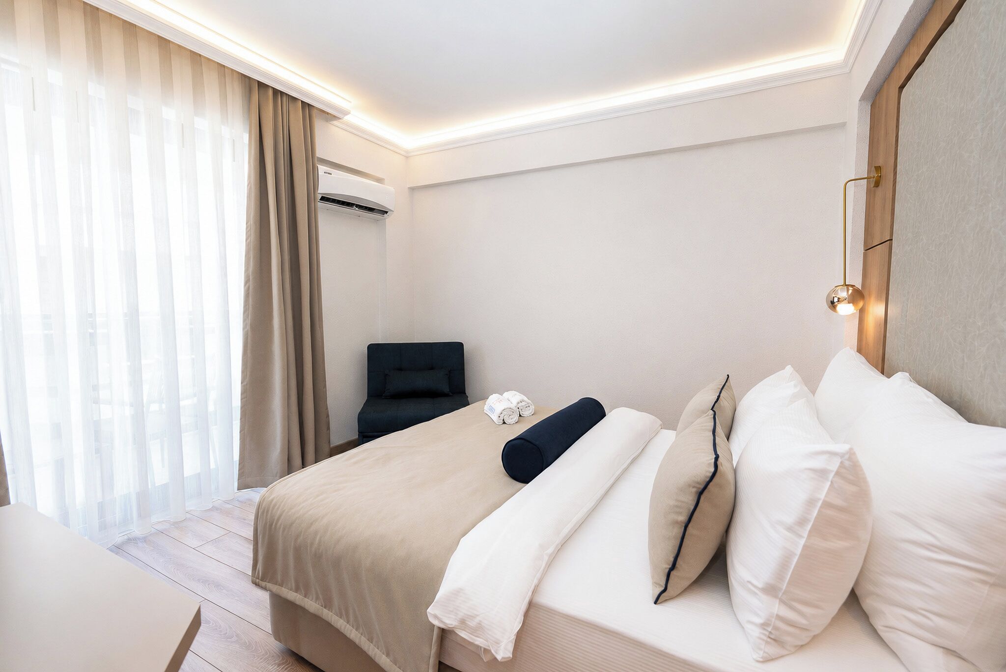 Standard Room with Side Sea View | Frigobar, cofres nos quartos, escrivaninha, Wi-Fi de cortesia