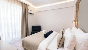 Standard Room with Side Sea View | Frigobar, cofres nos quartos, escrivaninha, Wi-Fi de cortesia