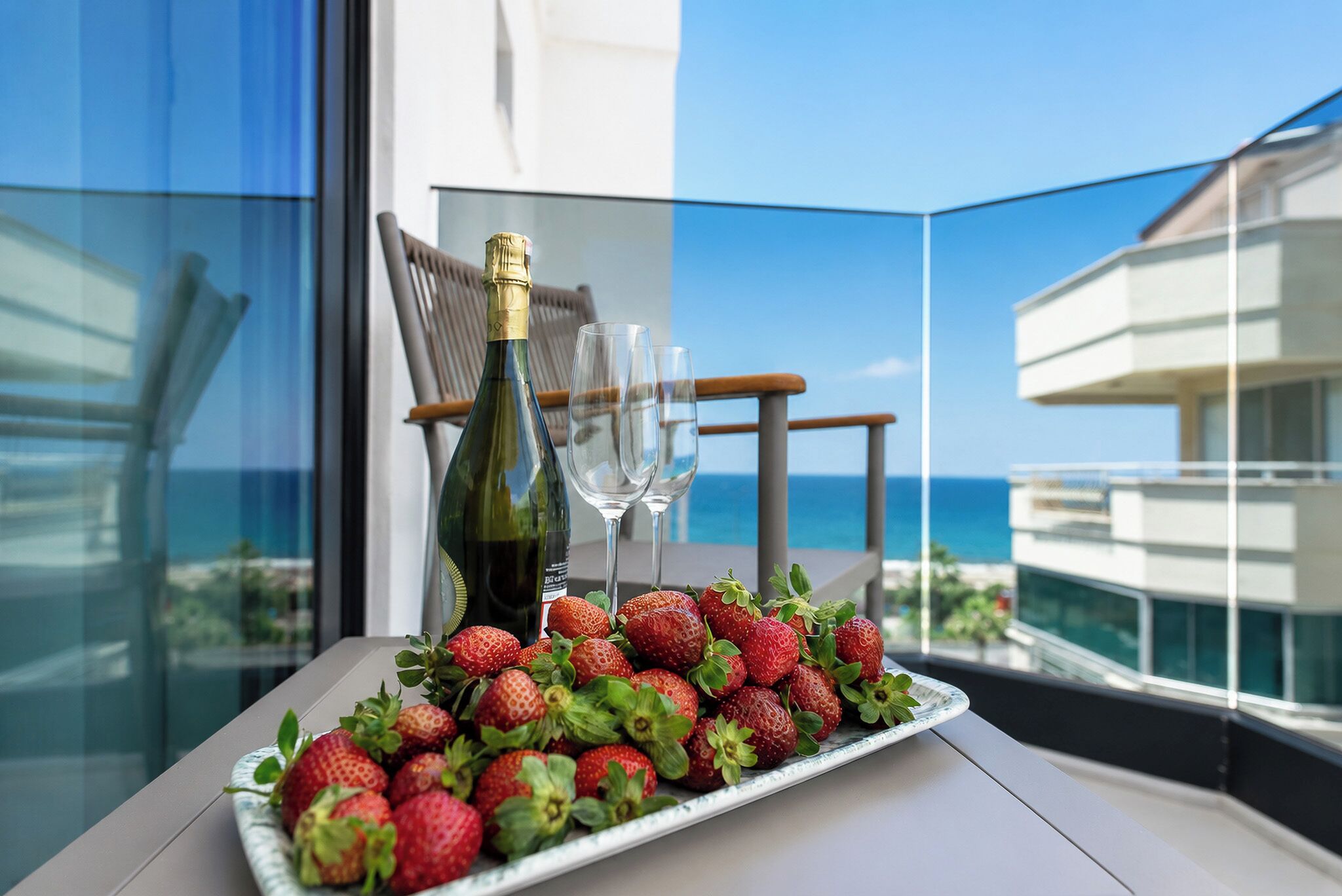 Standard Room with Side Sea View | Bar mini, peti besi dalam bilik, meja, Wi-fi percuma 