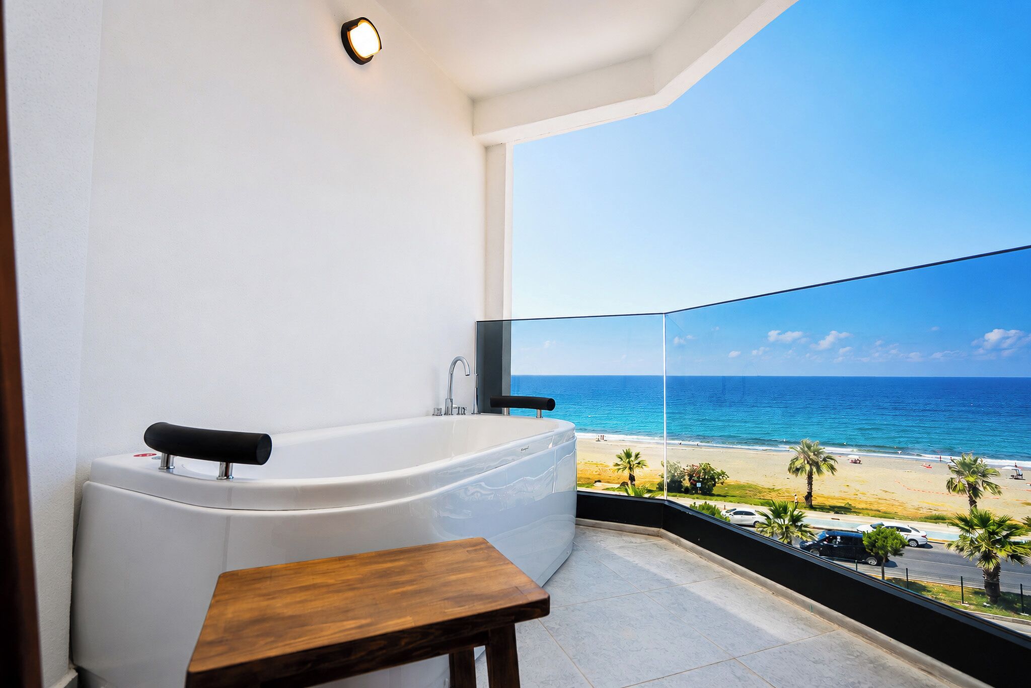 Premium Room with Jacuzzi and Direct Sea View | Minibar, Zimmersafe, Schreibtisch, kostenloses WLAN