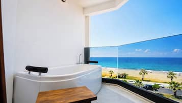 Premium Room with Jacuzzi and Direct Sea View | Minibar, Zimmersafe, Schreibtisch, kostenloses WLAN