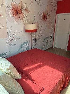 Internet, bed sheets - Tastefully-decorated bedroom with garden access (Schaerbeek)