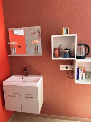Interior - Tastefully-decorated bedroom with garden access (Schaerbeek)