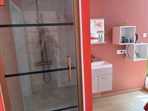 Shower - Tastefully-decorated bedroom with garden access (Schaerbeek)