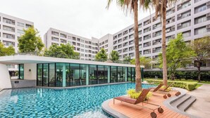 Pool - Modern Studio Pool View, King bed, BTS Punnawithi (Bangkok)