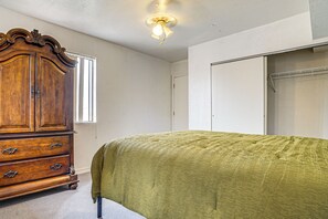 Room - Great for Couples & Duos: Suite Outside El Paso (Socorro)