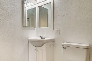 Bathroom - Great for Couples & Duos: Suite Outside El Paso (Socorro)