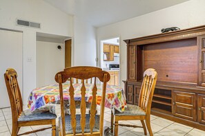 Dining - Great for Couples & Duos: Suite Outside El Paso (Socorro)
