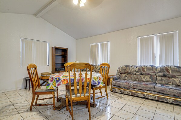 Dining - Great for Couples & Duos: Suite Outside El Paso (Socorro)