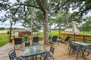 Outdoor dining - Cedar Creek Lake 'Amarianna Cove' Paradise! (Gun Barrel City)